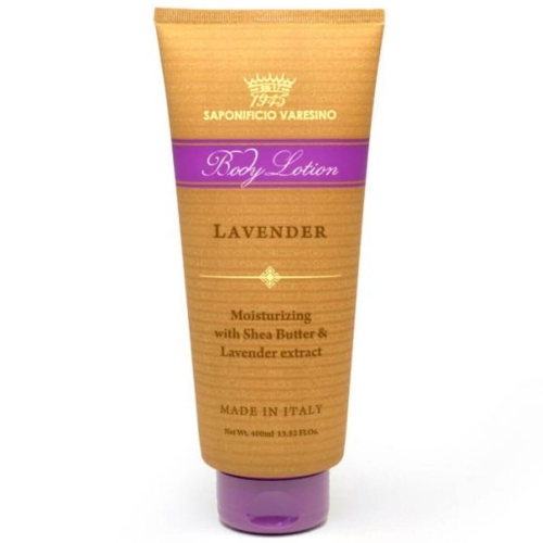 Balsam do ciała 400 ml w brązowej tubie z napisem 'Body Lotion' i fioletowym akcentem. Zawiera masło shea i ekstrakt lawendowy, oznaczony słowem 'Lavender'. Zamknięta tubka z okrągłym dnem i logo marki.