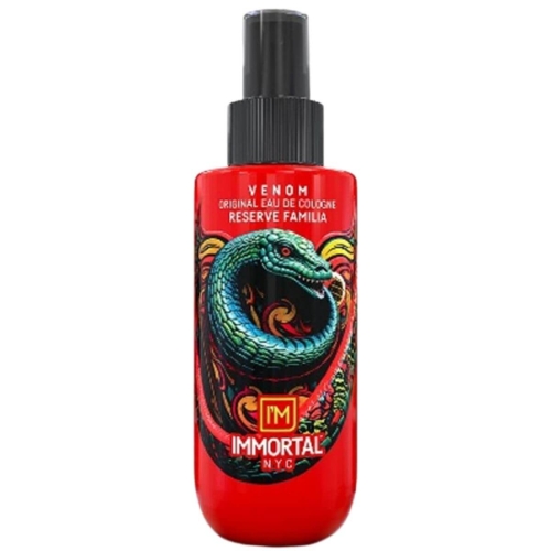 Czerwony flakon wody kolońskiej Venom, z czarną zakrętką. Na etykiecie widoczny wizerunek zielonego węża, napisy VENOM oraz IMMORTAL NYC w kolorze żółtym. Produkt stoi w pozycji pionowej, na białym tle.