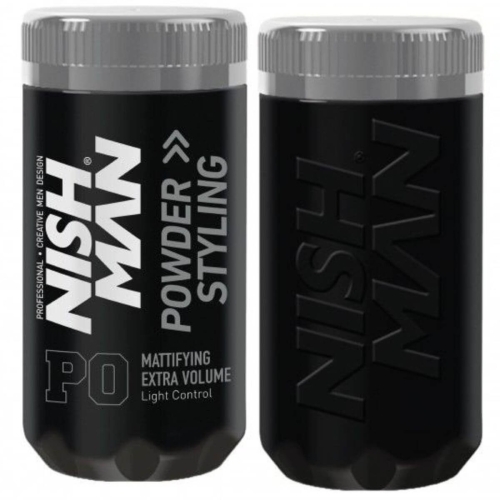 Czarny cylindryczny pojemnik z matowej tektury z szarym zakręcanym wieczkiem. Napis „NISH MAN” i „POWDER STYLING MATTIFYING EXTRA VOLUME Light Control” oraz logo z literą „P0”. Produkt stoi pionowo na jasnym tle.