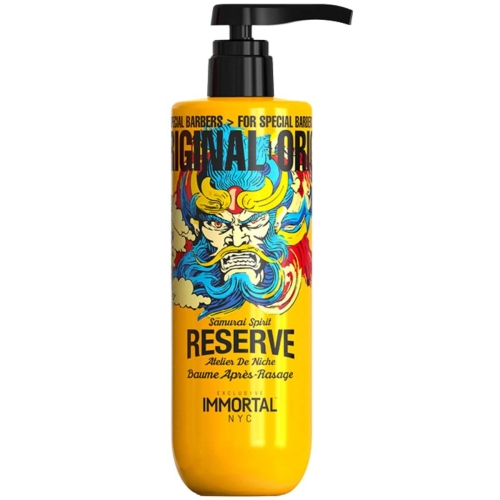 Balsam po goleniu Immortal, 500 ml, w żółtej butelce z czarną pompką. Etykieta z ilustracją samuraja w kolorach niebieskim, czerwonym i żółtym oraz napisami Samurai Spirit Reserve i Atelier De Niche na tle północno-syberyjskim.