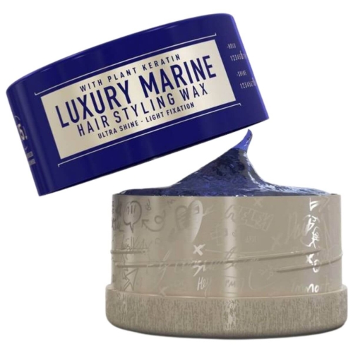 Woda pomada do włosów 150 ml w cylindrycznym opakowaniu z błękitnym wieczkiem i napisem „LUXURY MARINE HAIR STYLING WAX”. Pojemnik otwarty, odsłania gładką, jasnoniebieską pastę na jednolitym tle.