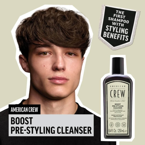 Szampon American Crew Boost Pre-Styling 250 ml w matowej butelce z czarną zakrętką i napisem 'BOOST PRE-STYLING CLEANSER', na jasnym tle obok młodego mężczyzny z gęstymi, stylowymi włosami.