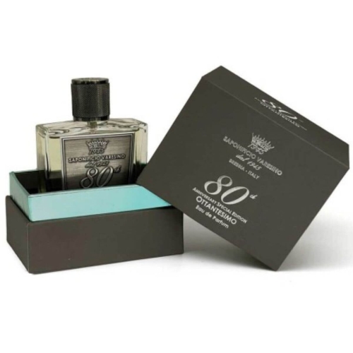 Woda perfumowana Saponificio Varesino 80th w przezroczystej, kwadratowej butelce (ok. 10 cm) z metalową zakrętką, w czarnym opakowaniu z błękitnym wnętrzem i napisem 80th Anniversary Special Edition.