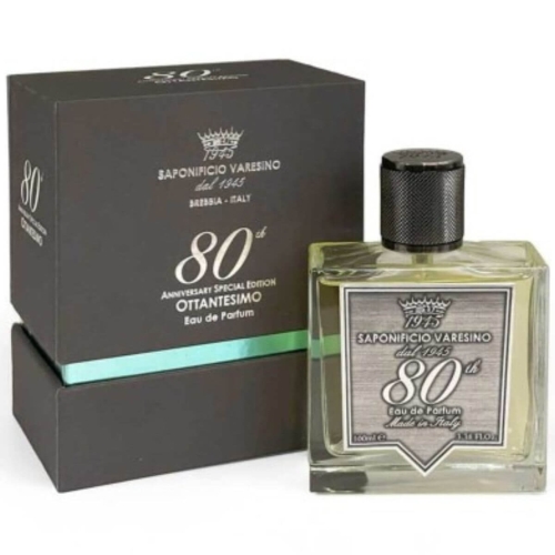 Woda perfumowana Saponificio Varesino 80th, szklana butelka 100 ml z metalową zakrętką i etykietą 80th Anniversary Special Edition, na czarnym pudełku z zieloną wstążką, proste tło.