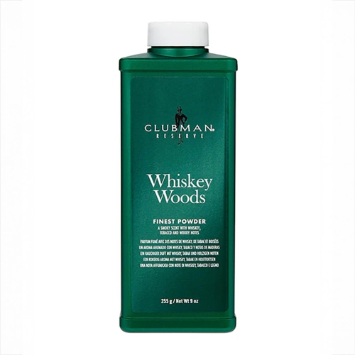 Zielona butelka szamponu 255 g z białą nakrętką, nazwą „Whiskey Woods” i „Finest Powder” w jasnym kolorze na froncie. Minimalistyczny design, logo „CLUBMAN RESERVE” na górze, na białym tle.