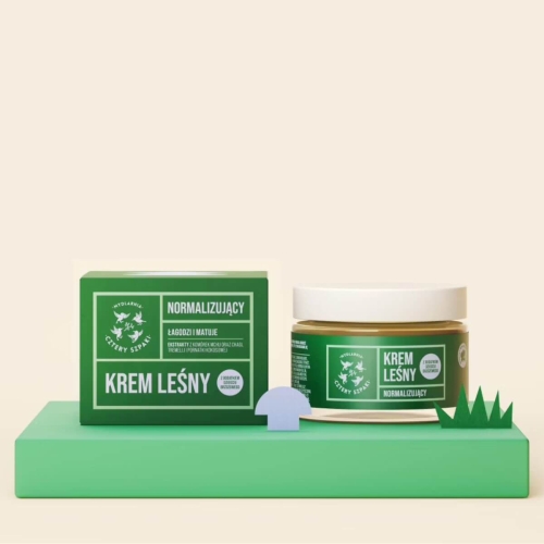 Normalizujący krem Leśny do twarzy 50 ml na zielonym tle. Okrągły, szklany słoiczek z białą nakrętką i etykietą. Obok prostokątne zielone pudełko. W tle trzy zielone trawy i niebieska sylwetka.