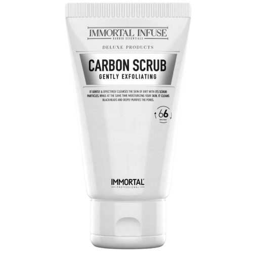 Biała tubka peelingu do twarzy z szarymi napisami CARBON SCRUB i GENTLY EXFOLIATING, logo IMMORTAL oraz oznaczeniem 66 w okręgu. Produkt stoi pionowo na białym tle.
