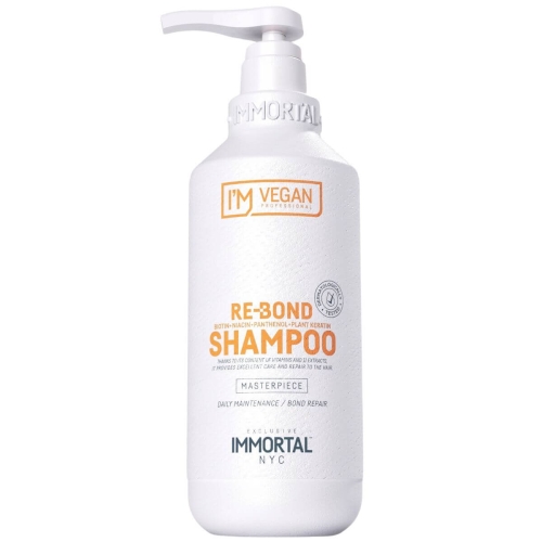 Biały flakon szamponu RE-BOND SHAMPOO z pompką, matową fakturą i ergonomicznym kształtem. Na etykiecie pomarańczowy napis i logo IMMORTAL NYC oraz informacje o składnikach i funkcjach.