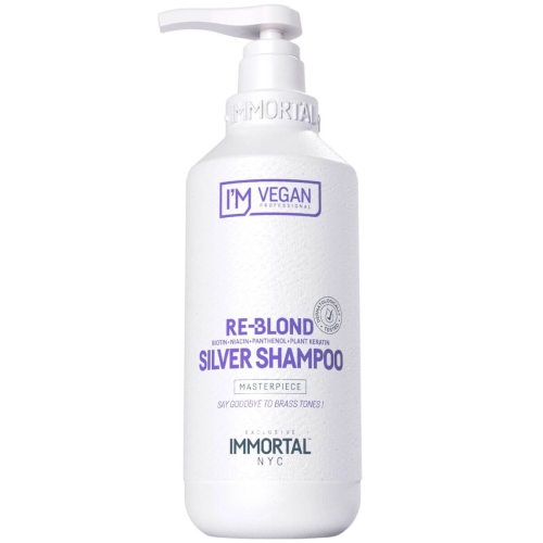 Biały pojemnik 500 ml na szampon RE-BLOND SILVER z dozownikiem, fioletowym napisem i logo IMMORTAL. Etykieta z biotyną, niacyną, panthenolem i roślinną keratyną. Stoi na jednolitym tle.