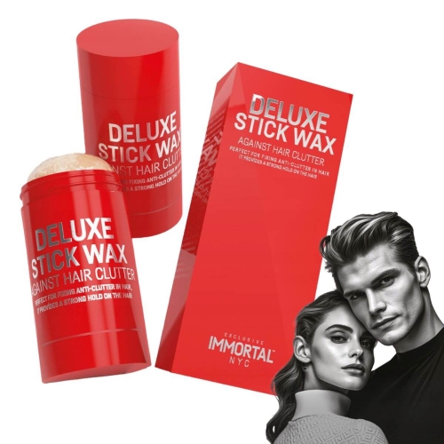 Woskowy sztyft do włosów w czerwonym matowym opakowaniu z napisami DELUXE STICK WAX i AGAINST HAIR CLUTTER, stojący pionowo, obok pudełka w tym samym kolorze na prostym tle podkreślającym intensywność barw.