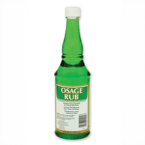 Zielony płyn po goleniu w przezroczystej butelce (414 ml) z białą zakrętką. Na zielonym tle żółty napis OSAGE RUB i opis Invigorating Splash for Head and Face. Butelka stoi na jednolitym tle.