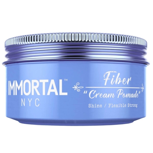 Kremowa pomada włóknista w błękitnym słoiku 150 ml z metalową zakrętką. Napis: IMMORTAL NYC, Fiber, Cream Pomade. Działanie: Shine / Flexible Strong. Zdjęcie z boku eksponuje kształt i etykietę.
