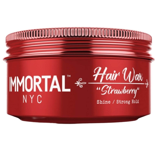 Wosk do włosów w czerwonym opakowaniu 150 ml z metalowym wieczkiem. Widoczne logo IMMORTAL NYC oraz napisy Hair Wax i Strawberry w białej czcionce. Produkt leży poziomo na gładkiej powierzchni, ukazując pełny widok na jego atrakcyjne detale.