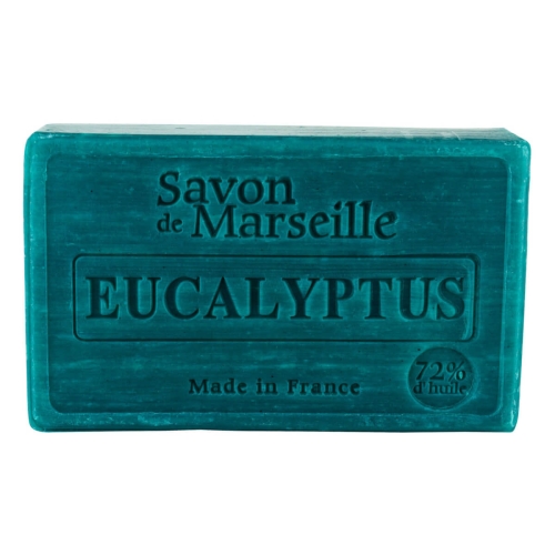 Zielone mydło marsylskie Eukaliptus z gładką powierzchnią, widoczne napisy „Savon de Marseille” i „EUCALYPTUS”, leżące na białym tle, z logo „Made in France” na dole.