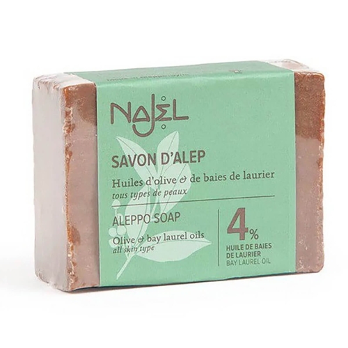 Mydło Aleppo 155 g z opakowaniem w brązowo-zielonych barwach. Etykieta Najel z olejem laurowym (4%) i oliwą. Produkt na białym tle, zbliżenie ukazuje teksturę i grafikę.