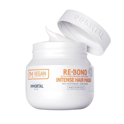 Regenerująca maska do włosów w białym matowym słoiczku z pomarańczową etykietą RE-BOND INTENSE HAIR MASK, kremową teksturą i logo IMMORTAL, ustawiona na białym tle, podkreślając nowoczesny design.
