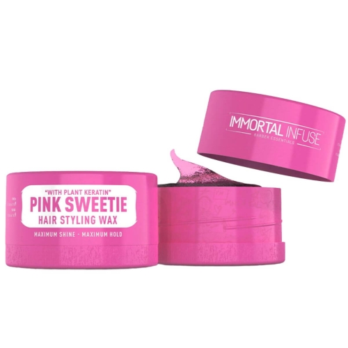 Różowa pomada do włosów 150 ml w matowym opakowaniu z białym napisem PINK SWEETIE HAIR STYLING WAX i logo IMMORTAL INFUSE. Górna część otwarta, ukazująca błyszczącą pomadę, na jednolitym tle.
