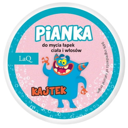 Różowa pianka do mycia dłoni, ciała i włosów w opakowaniu Ø 10 cm z grafiką niebieskiej postaci, napisami PIANKA i do mycia łapek ciała i włosów, różowe tło z bąbelkami, logo LaQ i nazwą KAJTEK.