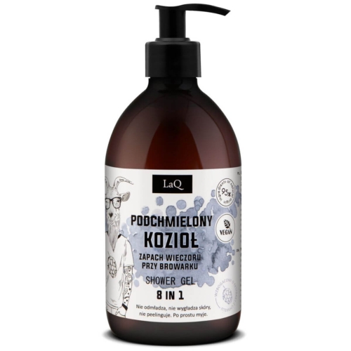 Ciemny balsam pod prysznic 500 ml z przezroczystym dozownikiem. Etykieta w biało-niebieskich kolorach z kozłem w okularach i napisami Podchmielony Kozioł oraz Żel pod prysznic 8 w 1. Na białym tle.