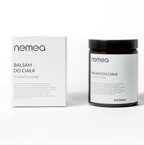 Antycellulitowy balsam do ciała w ciemno-brązowym słoiku z czarną nakrętką i etykietą BALSAM DO CIAŁA oraz 150 GRAM, obok białego kartonu, na jasnym tle, z logo Nemea.