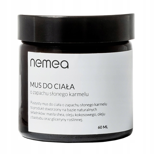 Puszysty mus do ciała o zapachu słonego karmelu w szklanym, ciemnym słoiczku z czarną nakrętką. Etykieta z napisem nemea i MUS DO CIAŁA, 60 ml. Produkt pionowo na jasnym tle, stan idealny.