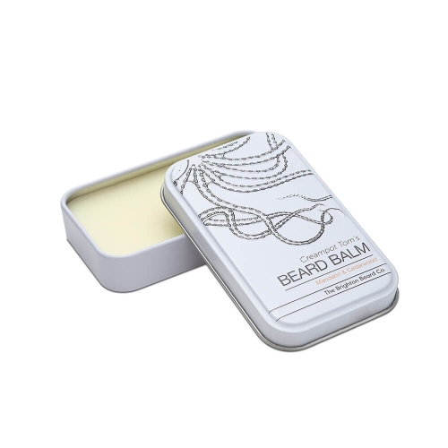 Biały pojemnik na maść do brody z otwartą pokrywką, widoczny napis BEARD BALM i wzór, zawierający kremową, gładką konsystencję produktu.