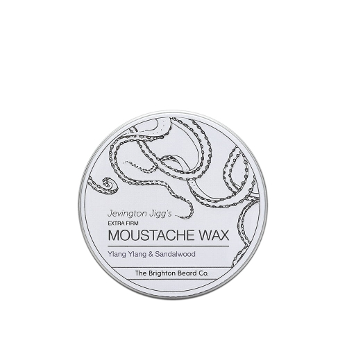 Biały okrągły pojemnik na wosk do wąsów z czarnym nadrukiem macki ośmiornicy, napisami EXTRA FIRM, MOUSTACHE WAX i zapachem Ylang Ylang & Sandalwood, na jednolitym tle, widok frontalny.