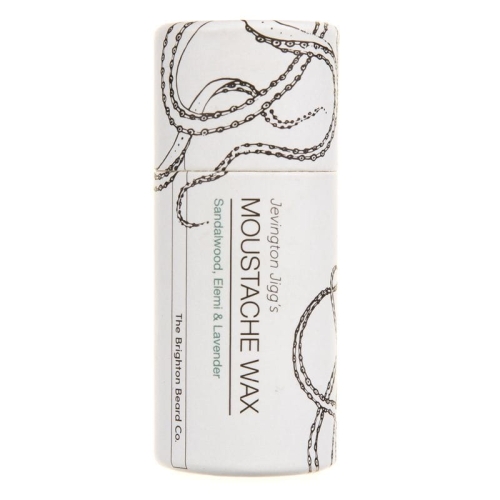 Biała tubka wosku do wąsów z czarnymi mackami ośmiornicy i napisem MOUSTACHE WAX oraz zapachem sandałowca, elemi i lawendy na białym tle.