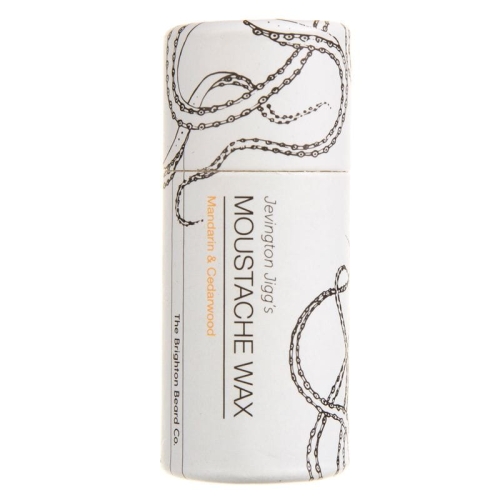 Biały cylindryczny kartonik z grafiką ośmiornicy, zawiera wosk do wąsów Jevingtona Jiggsa o zapachu mandarynki i cedru. Czarny napis MOUSHTACHE WAX i Mandarin & Cedarwood, frontalne ujęcie na jasnym tle.