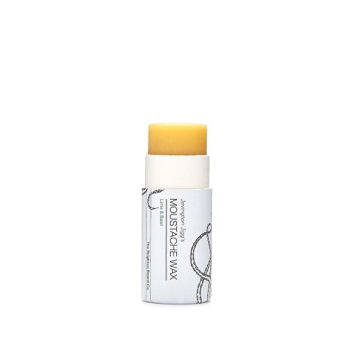 Biały wosk do wąsów z żółtym sztyftem i etykietą z cienkimi liniami oraz napisem Moustache Wax w stylu ręcznym, ustawiony pionowo na jednolitym tle.