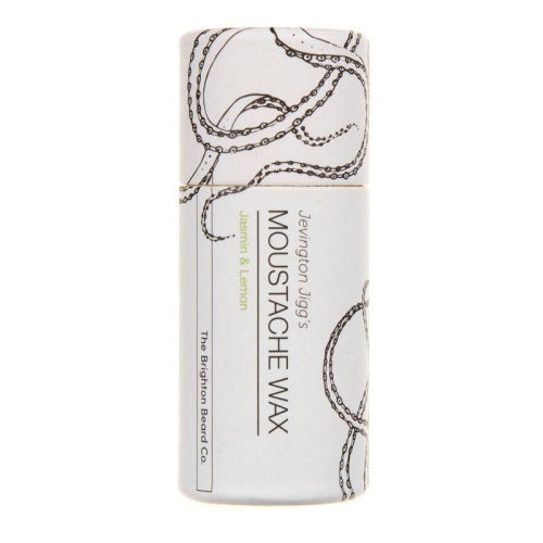 Biały pojemnik z woskiem do wąsów, etykieta z czarnym wzorem łańcucha i napisami MOUSTACHE WAX oraz Jasmin & Lemon, ustawiony pionowo na jednolitym tle.