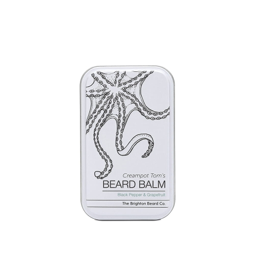 Prostokątny, matowy pojemnik na balsam do brody z białą powierzchnią, czarnym rysunkiem ośmiornicy i napisem Creampot Tom’s BEARD BALM. Zapach: Black Pepper & Grapefruit. Logo The Brighton Beard Co. na dole. Stoi pionowo.