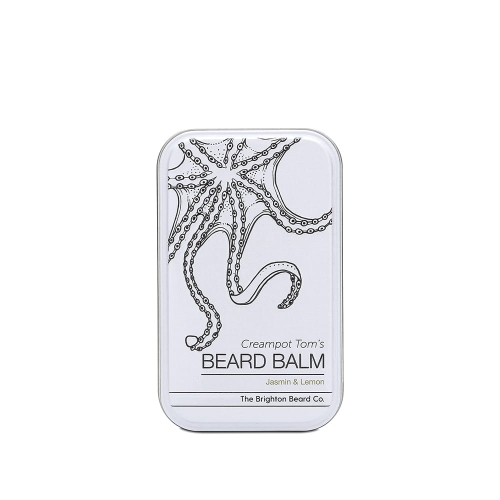 Balm do brody w metalowym pojemniku z prostokątną pokrywką, białą etykietą z czarnym rysunkiem ośmiornicy. Napis Creampot Tom's BEARD BALM Jasmin & Lemon i logo The Brighton Beard Co. na etykiecie. Stoi pionowo na jednolitym tle.