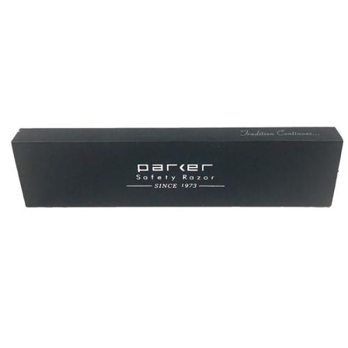 Czarne kartonowe opakowanie maszynki do golenia Parker z białym napisem Parker Safety Razor SINCE 1973 i napisem Tradition Continues... na końcu, leżące poziomo na gładkiej powierzchni.