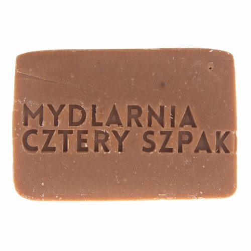 Brązowa kostka mydła z wypukłym logo MYDLARNIA CZTERY SZPAK na froncie.