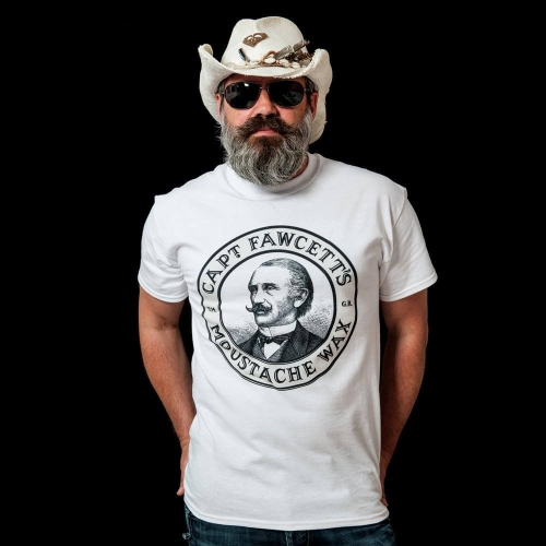 Mężczyzna w białej koszulce z logo CAPT FAWCETT'S MOUSTACHE WAX, białym kapeluszu i ciemnych okularach na tle czerni podkreślającej kontrast.