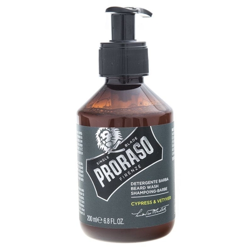 Brązowa butelka 200 ml szamponu do brody z dozownikiem, czarna etykieta z białym napisem Proraso, logo lwa i zapachem cyprysu oraz wetiweru, frontalne ujęcie, butelka stoi.