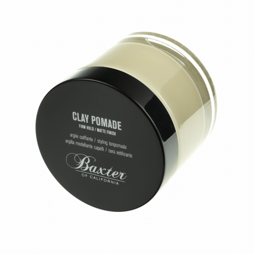 Beżowy pojemnik z matową pomadą do stylizacji włosów męskich, z czarną pokrywką i napisem CLAY POMADE oraz logo Baxter of California na froncie.