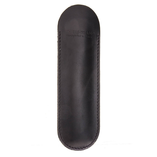 Czarne skórzane etui na nóż z zaokrąglonym końcem i przeszyciem, frontalnie na białym tle. Widoczne logo THIERS-ISSARD i napis Handcrafted in France.