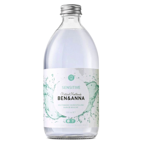 Szklana butelka 500 ml z transparentną cieczą, biała etykieta z zielonymi akcentami, napisem SENSITIVE i logo BEN&ANNA, na jednolitym tle z kroplami wody na etykiecie.