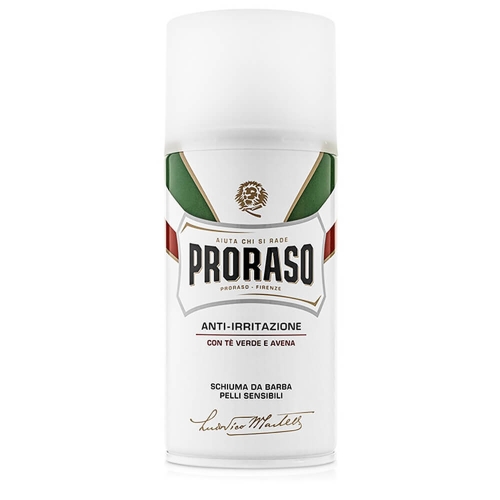 Biała tubka pianki do golenia Proraso z matowym wykończeniem, zielono-czerwonym paskiem, logo lwa i włoskimi napisami „anti-irritazione” oraz „pelli sensibili”, na białym tle, w pozycji stojącej.