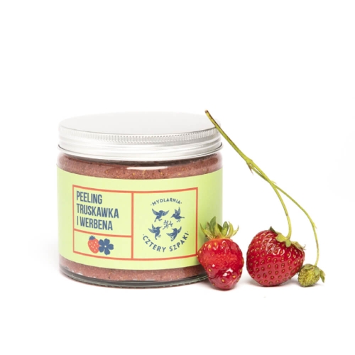 Peeling do ciała w szklanym słoiku z metalową nakrętką, z jasną zieloną etykietą Peeling Truskawka i Werbena, obok świeże truskawki, na jednolitym tle.