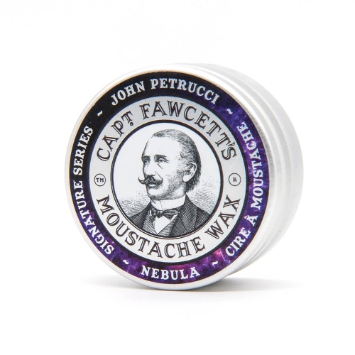 Srebrne metalowe pudełko z woskiem do wąsów Capt. Fawcett's Moustache Wax. Na pokrywce portret mężczyzny z wąsami, grafika z nazwiskiem John Petrucci i nazwą produktu. Pudełko leży na białym tle.