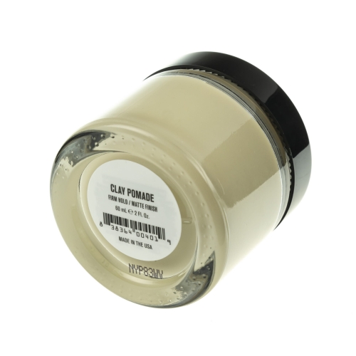 Kremowa matowa pomada do włosów w szklanym słoiczku z czarną nakrętką. Etykieta: CLAY POMADE FIRM HOLD / MATTE FINISH, 60 ml. Produkt na białym tle.