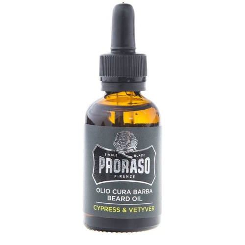 Brązowa butelka olejku do brody Proraso z czarną zakrętką i czarno-zieloną etykietą z logo lwa, nazwą Olio Cura Barba Beard Oil i zapachem Cypress & Vetyver, stojąca na białym tle.