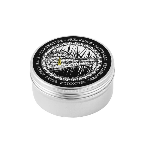 Metalowa tuba balsamu do brody z czarną nakrętką, na której jest krokodyl i napis 'Crocodile Tears Beard Balm'. Detale graficzne z boku oraz złota kropelka symbolizująca zawartość.