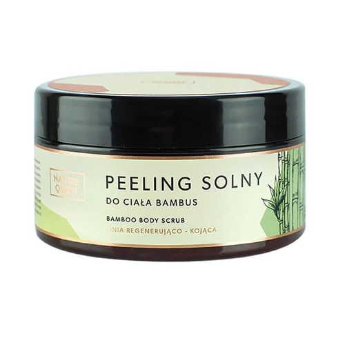 Czarny słoik peelingu solnego z zieloną etykietą, widoczny napis PEELING SOLNY DO CIAŁA BAMBUS oraz logo NATURE QUEEN. Produkt stylizowany na naturalny, z bambusowymi motywami na etykiecie. Stojący na jednolitym tle, zamknięty.
