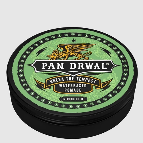 Zielony pojemnik z czarną pokrywką z logo „PAN DRWAL” oraz napisem „BREVA THE TEMPEST WATERBASED POMADE STRONG HOLD”. Widok z góry, ukazujący szczegóły etykiety oraz teksturę materiału pojemnika.
