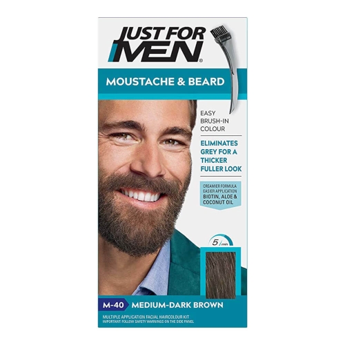 Opakowanie farby Just For Men M-40 medium-dark brown z uśmiechniętym mężczyzną z brodą i wąsem, frontalne ujęcie, grafika z instrukcją i składnikami: biotyna, aloes, olej kokosowy, niebieskie tło, białe i czarne napisy.