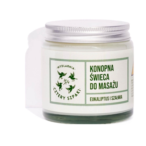 Konopna świeca do masażu w szklanym słoiku z metalową nakrętką. Biała etykieta z zielonym logo Cztery Szpaki, napisami „Konopna świeca do masażu” i „Eukaliptus i Szałwia”, stoi na prostym tle.